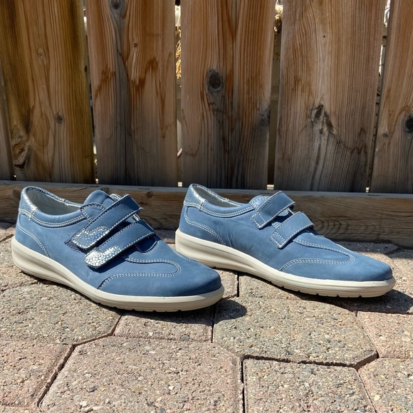 BRIO EXPORTACC women blue and silver cross over closure sneakers. Size 40. Used. - Picture 9 of 11